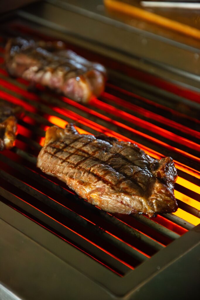 Carne sobre una parrilla profesional GRESILVA